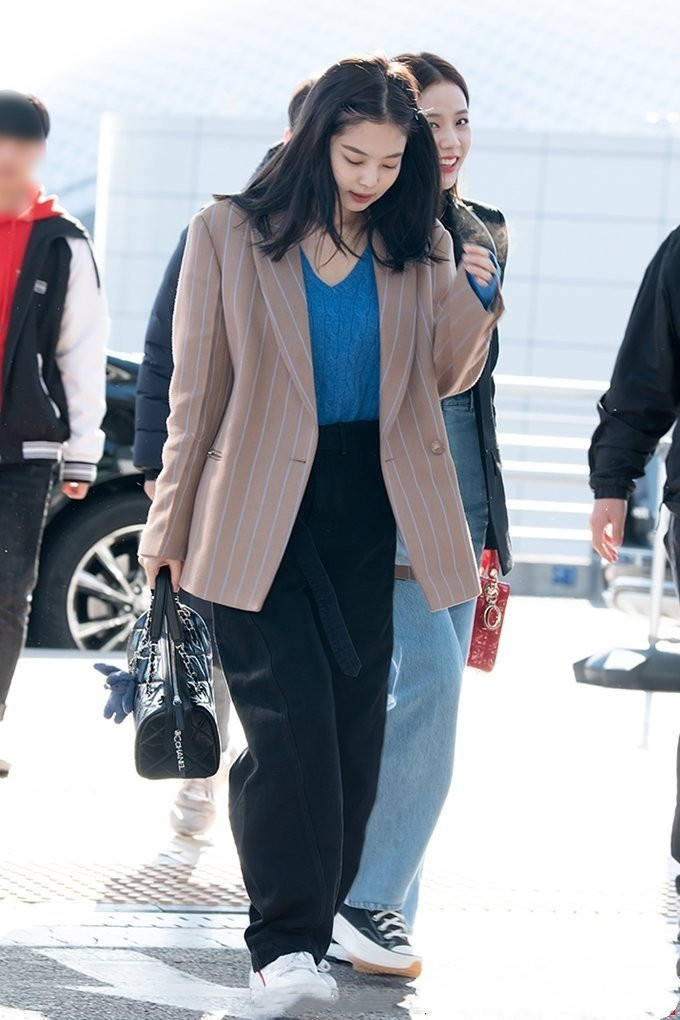 条纹|最近火了一件“泡面服”，比风衣更时髦洋气，秦岚高圆圆都上头了