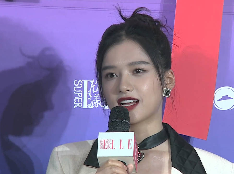 周笔畅|ELLE红毯生图：杨幂闪光裙好辣，周笔畅小露肋骨，李紫婷腹肌吸睛？