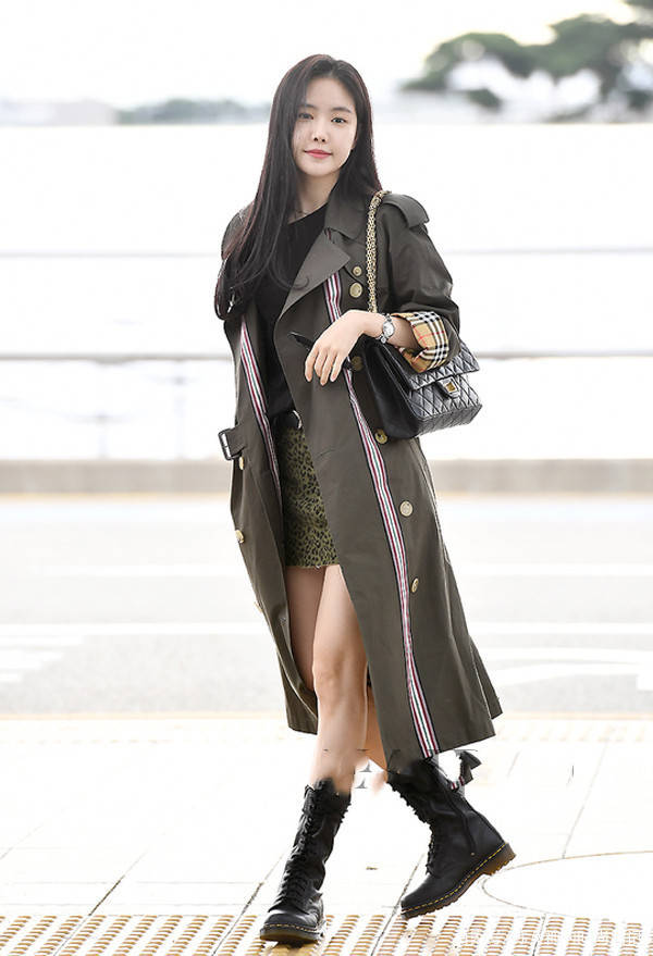 垫肩|早夏火了一种新穿法，叫“风衣+裙子”，拉风又洋气，明星都在穿