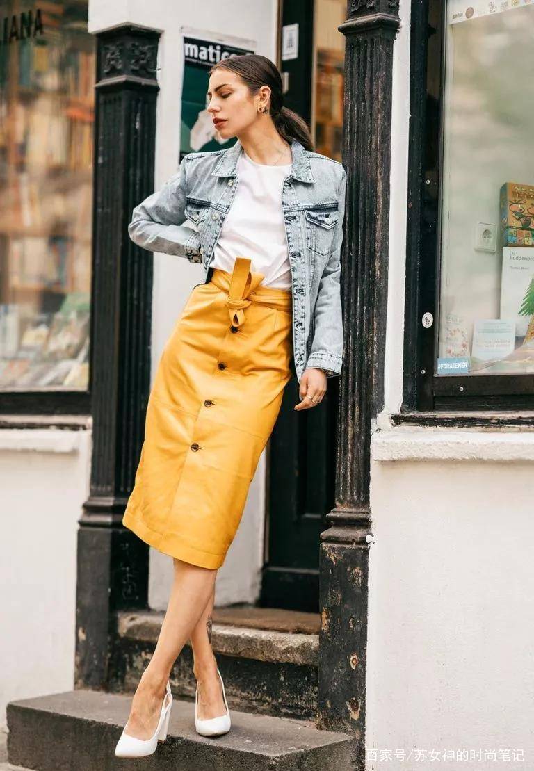 显得|聪明的女人都不穿大衣了，现在流行“薄外套+裙子”，谁穿谁好看