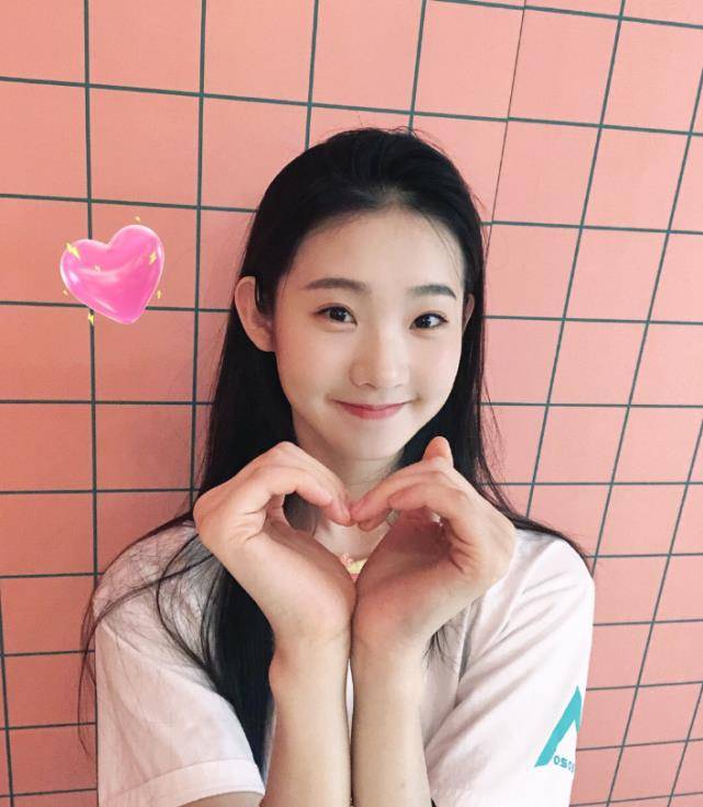 张艺凡|第一次见把裙子当运动裤穿的,本以为是张艺凡最丑造型,不料美爆