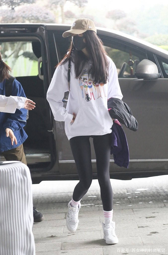 jennie|卫衣下面最好别搭打底裤，瞧瞧下面明星这样穿，舒适洋气又显瘦！