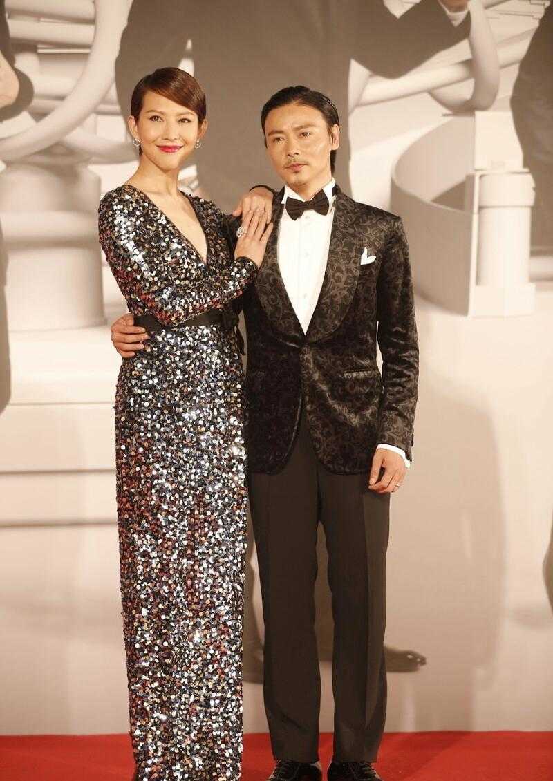 设计|蔡少芬魅力全开！超短发搭配一袭银色的深v领亮片裙，高级减龄