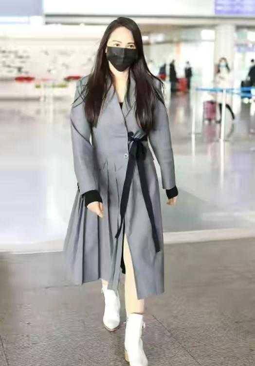 黑色|52岁伊能静真放得开，穿高开叉连衣裙A到爆，小10岁老公像同辈