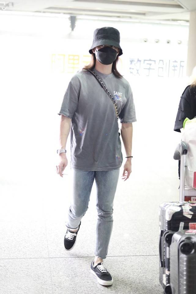尹正|尹正风格走偏了？紧身裤+披肩长发个性文艺，这样穿真需要胆量