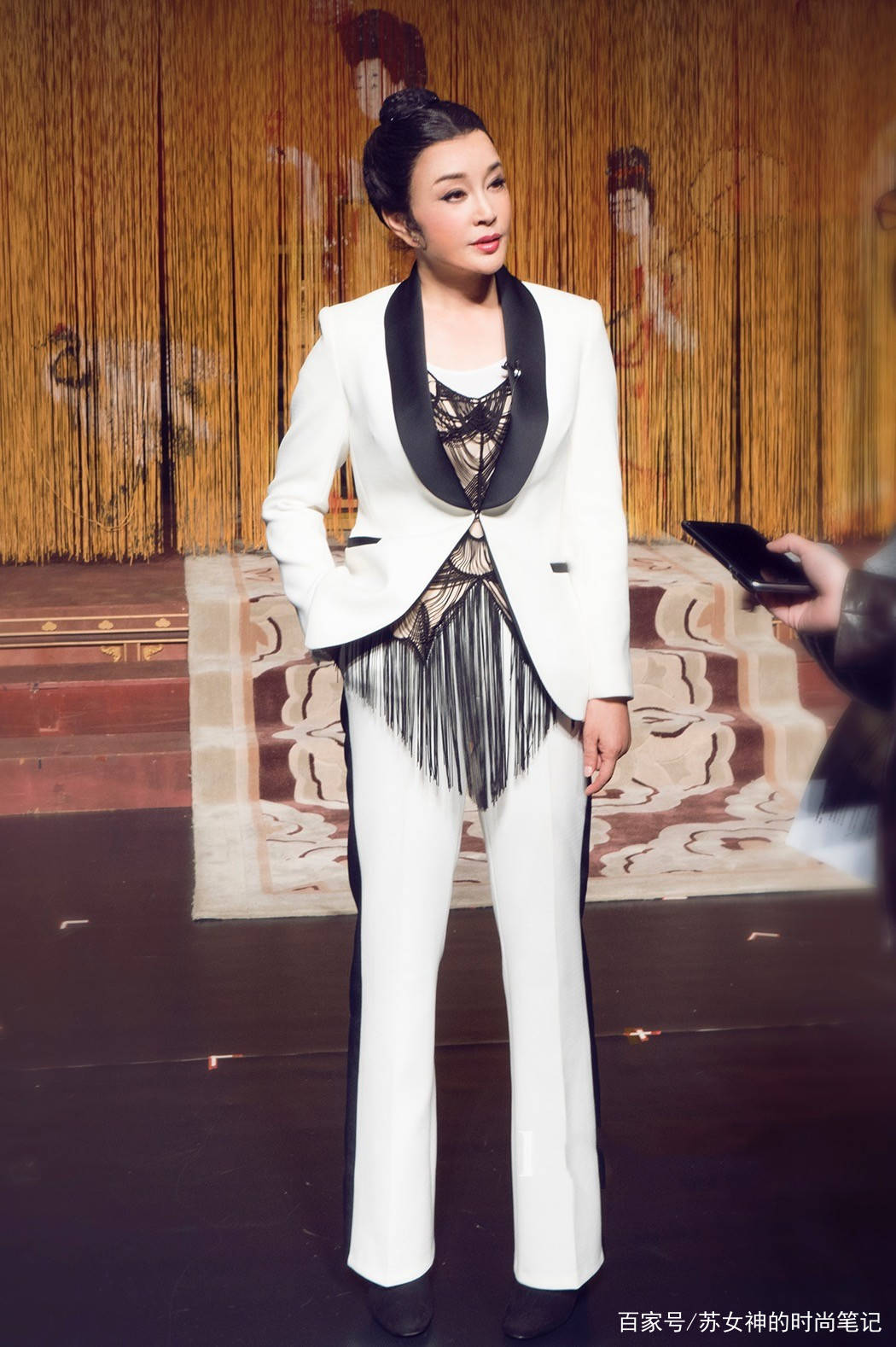 显得|女人过了50岁少穿阔腿裤，跟着刘晓庆这样穿，时髦大气又上档次！