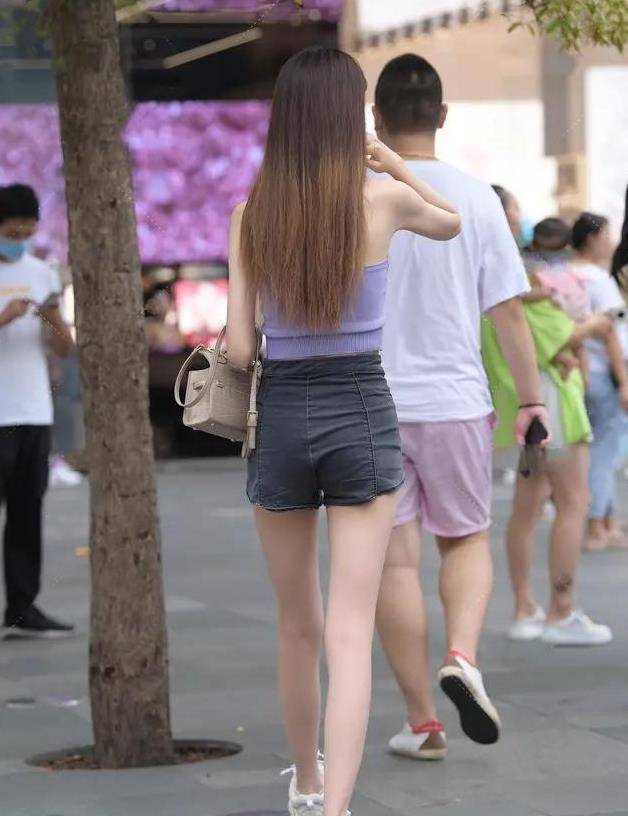 设计|黑色修身连衣裙显瘦，四条肩带设计很有女人味