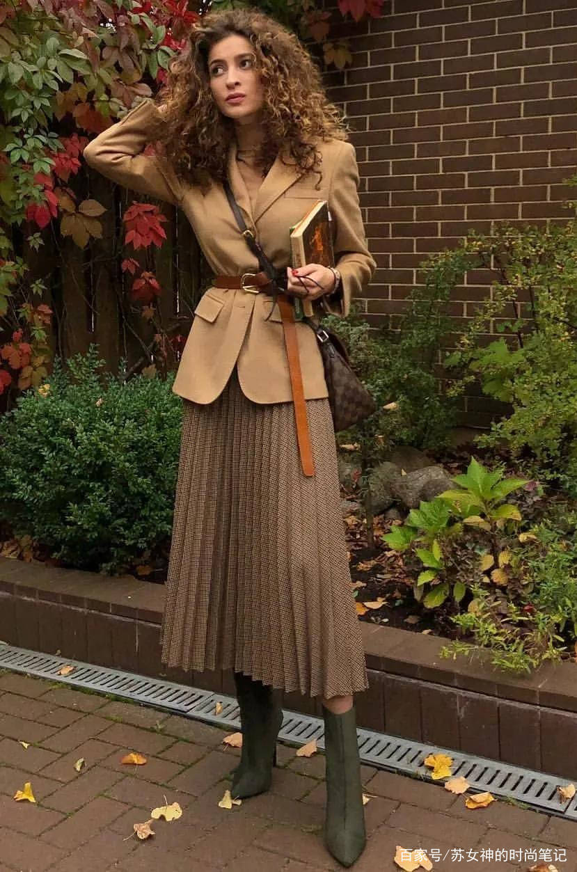 显得|收起你的“大衣”吧，今年流行“西装+裙子”，明星都心动了！