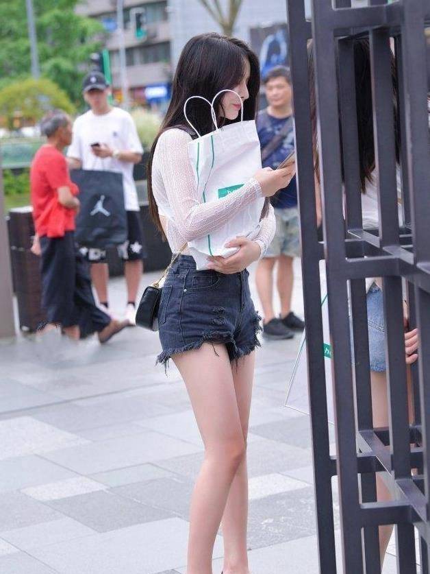 设计|黑色修身连衣裙显瘦，四条肩带设计很有女人味