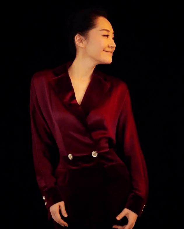 高温|不生孩子状态就是好!52岁许晴顶高温穿大衣皮靴,身材比杨幂还辣