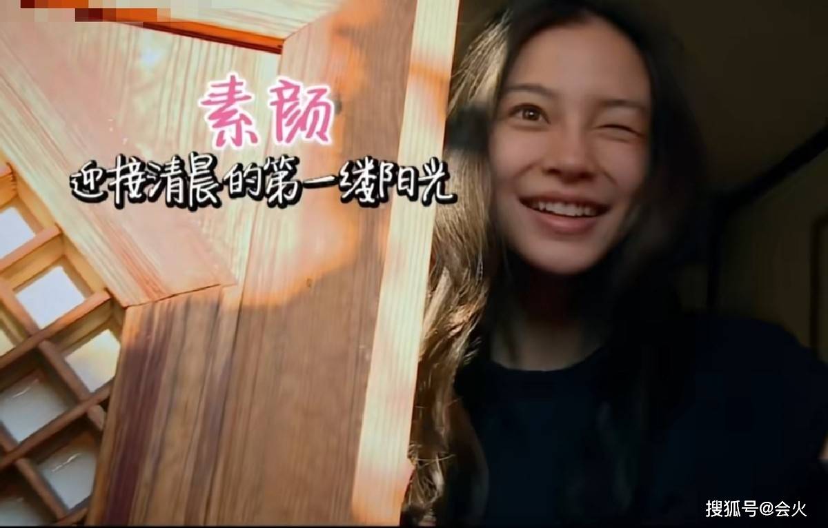 粉色|baby路透照曝光，穿超短裤一双美腿又细又直，手上一块表镶满钻