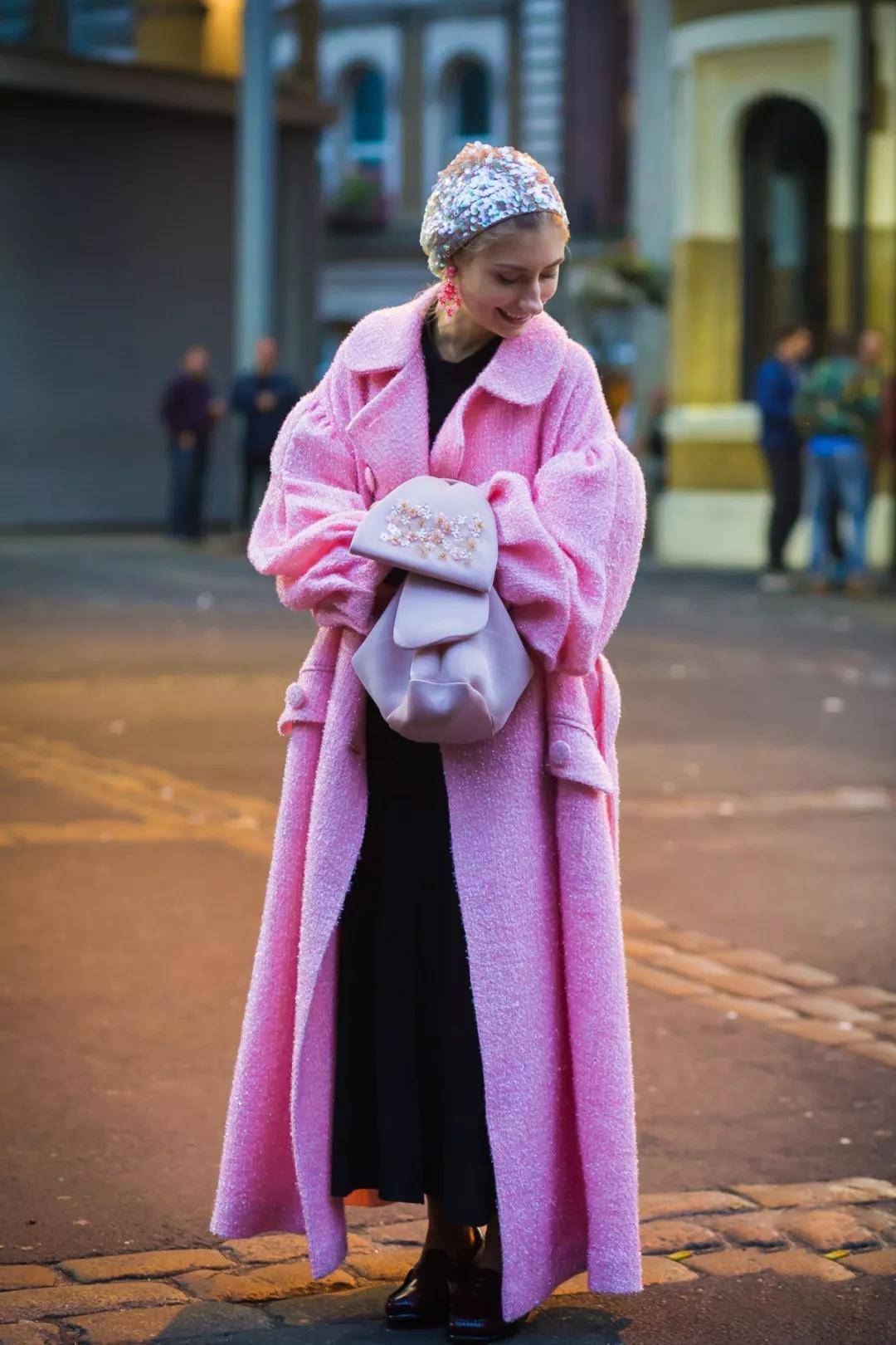 新潮|夏季如何穿的出彩？试试“大衣+帽子”的搭配，时髦新潮一手抓！