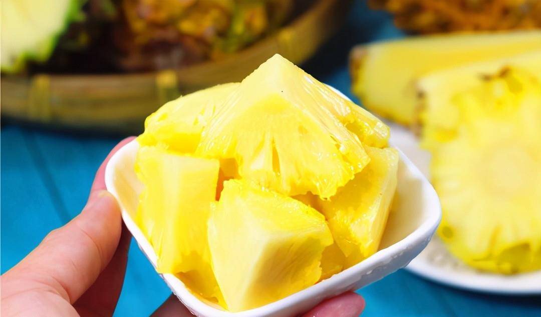 菠萝怎么挑长的还是圆的 db2e0424383c437d98922e78ef84e2a8.jpeg