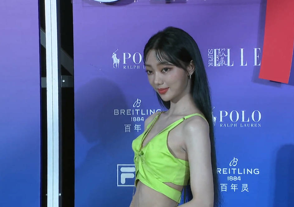 周笔畅|ELLE红毯生图：杨幂闪光裙好辣，周笔畅小露肋骨，李紫婷腹肌吸睛？