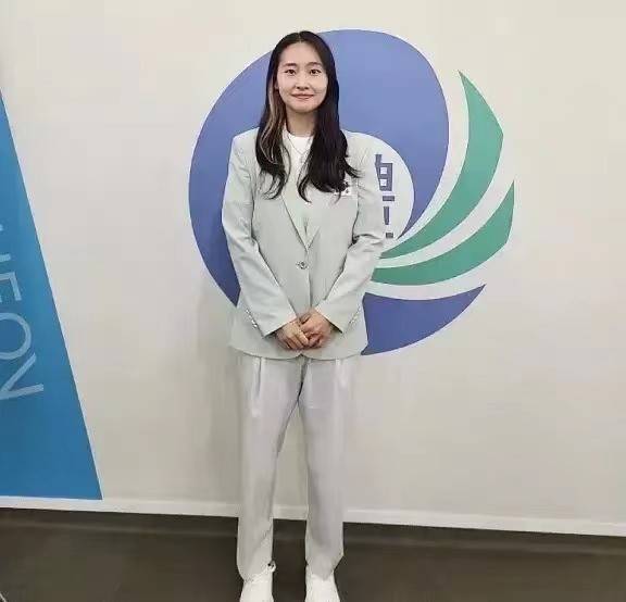 青花瓷|意大利失手了？奥运代表团服装像把西瓜穿身上，比中国青花瓷还土