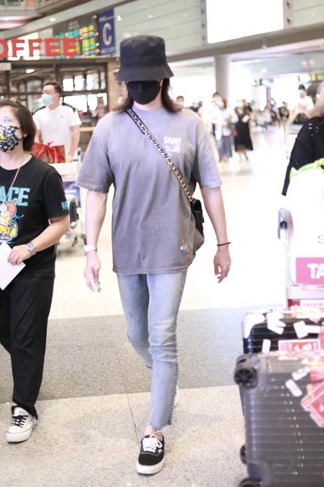 尹正|尹正风格走偏了？紧身裤+披肩长发个性文艺，这样穿真需要胆量