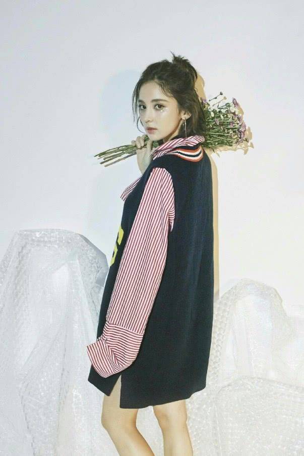 审美|娜扎的审美真难懂,穿“爷爷的背心”走机场,硬把土味穿出时尚