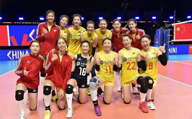 東京|女排出征東京！郎平新發(fā)型亮相，朱婷走路帶風(fēng)，二人很溫馨