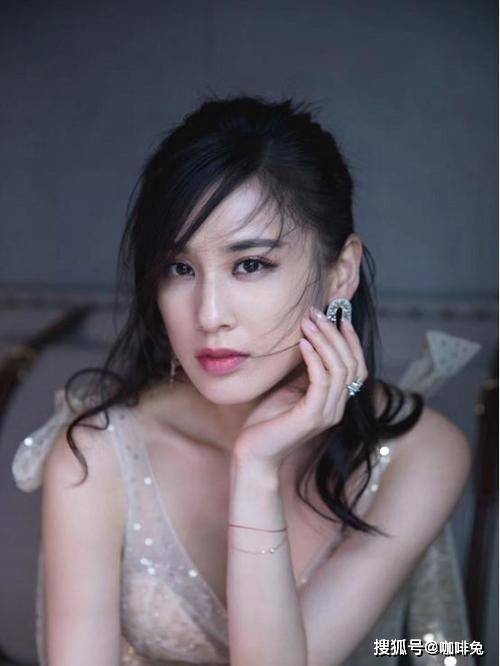 黄圣依|带资进组的辣妈，黄圣依的时尚秘诀，保持好身材怎么穿都有型