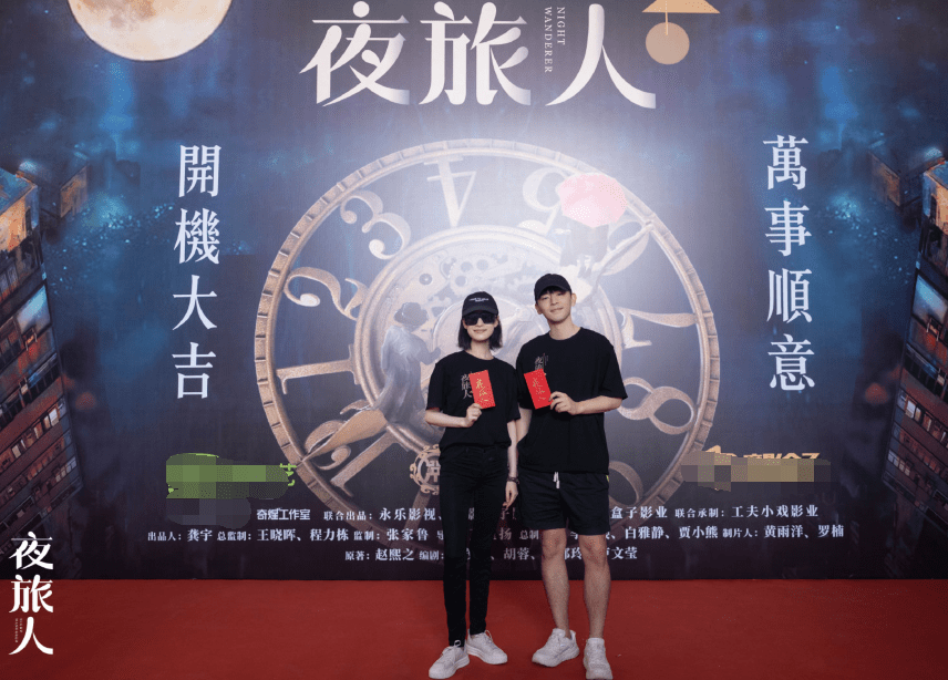 情侣|倪妮新剧夜旅人开机，搭档邓伦演情侣，同穿黑衣大长腿抢镜
