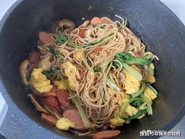 初中生|家有初中生，点名要吃这早餐，简单炒一炒就上桌，五分钟就光盘