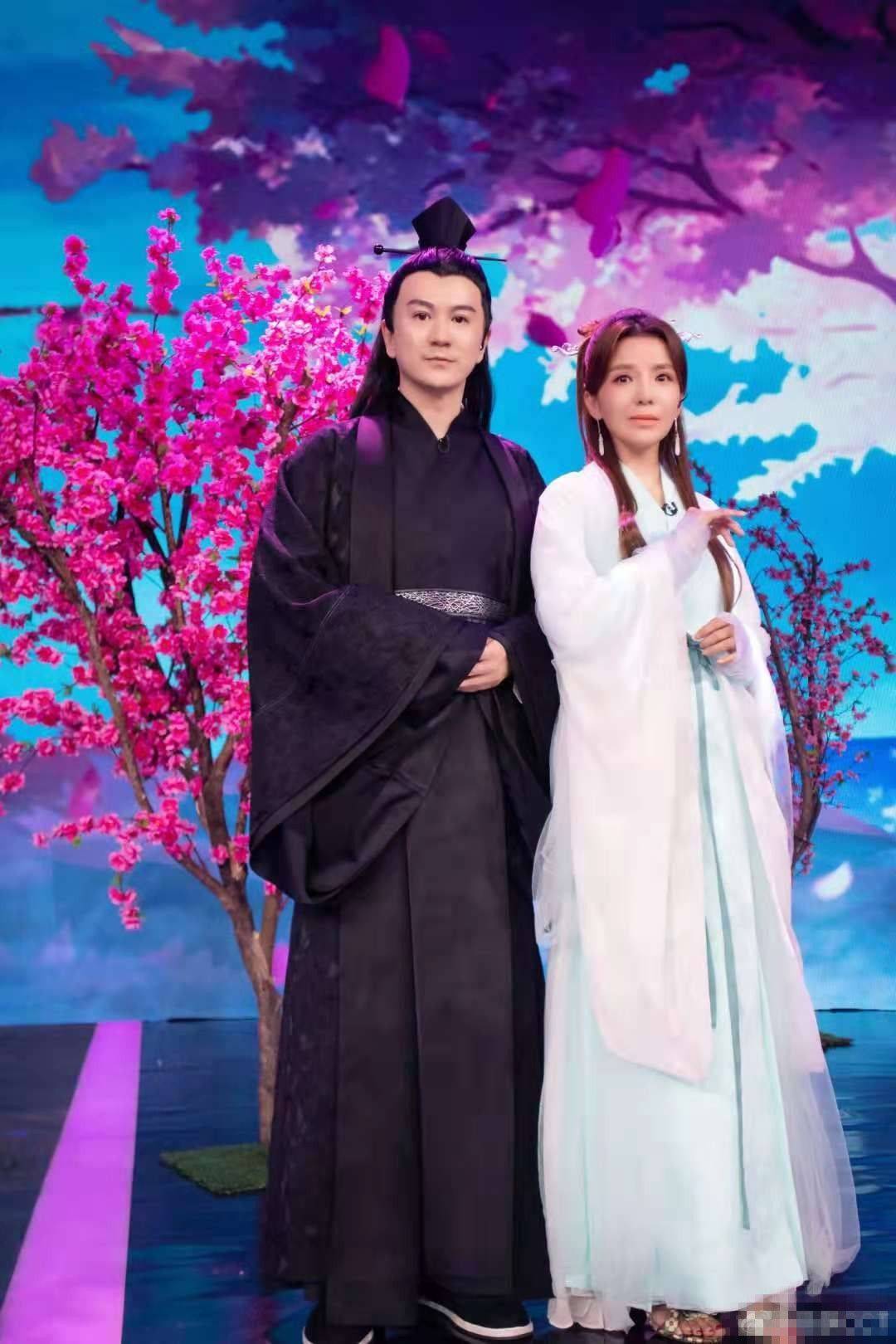 颜色|朱迅穿古装扮杨幂，美颜成无皱纹少女，但她都老得装不下去了！