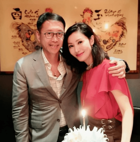 老公|李嘉欣和富豪老公真恩爱！穿衬衫美回巅峰，戴口罩藏不住盛世美颜