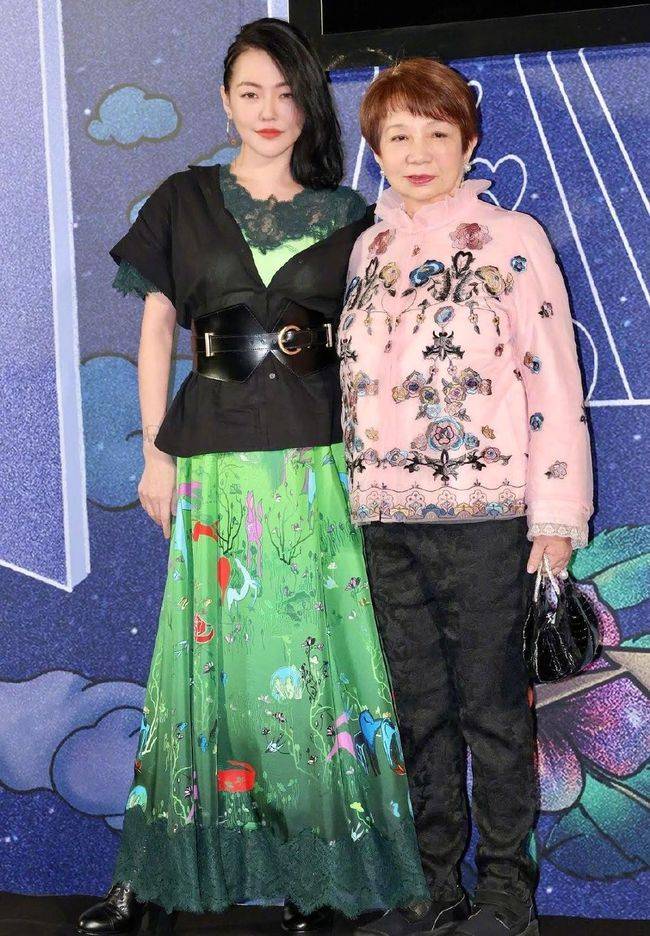 花色|小S和婆婆的穿着“调换”了？她穿绿色显高贵，婆婆穿粉色挺显嫩