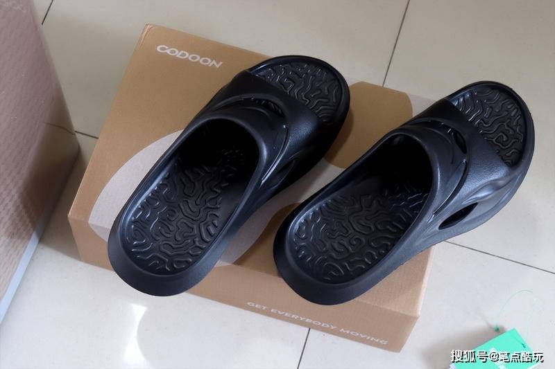 淌水|炎夏跑者，释放脚压！咕咚运动舒缓拖鞋体验