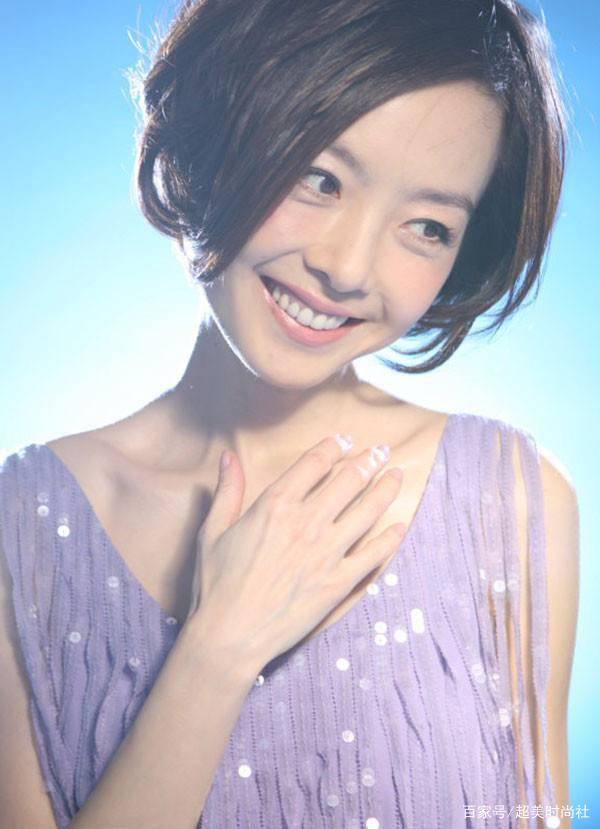 发型|从土气小妞变为网红美女，女记者一夜走红，发型着装很日系
