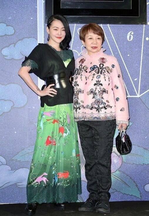 花色|小S和婆婆的穿着“调换”了？她穿绿色显高贵，婆婆穿粉色挺显嫩
