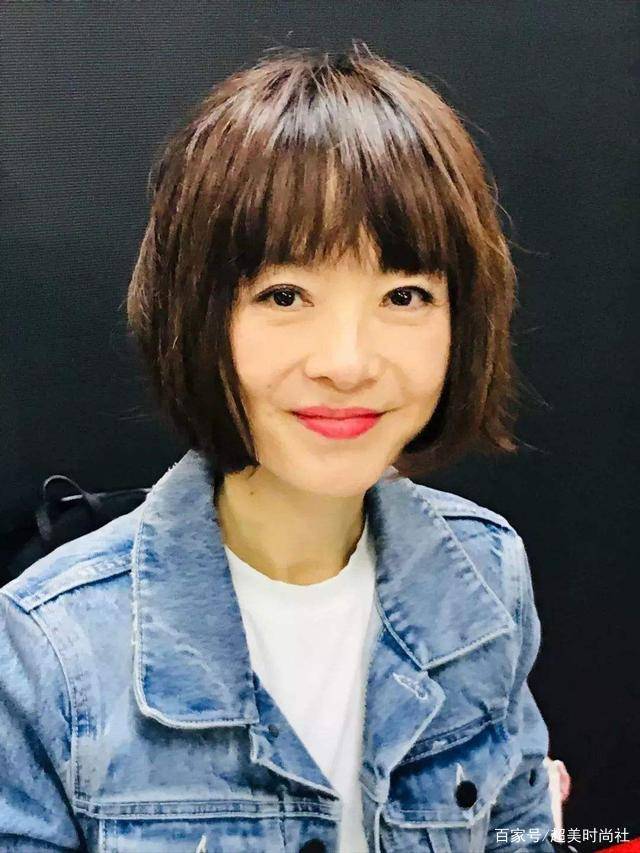 发型|从土气小妞变为网红美女，女记者一夜走红，发型着装很日系