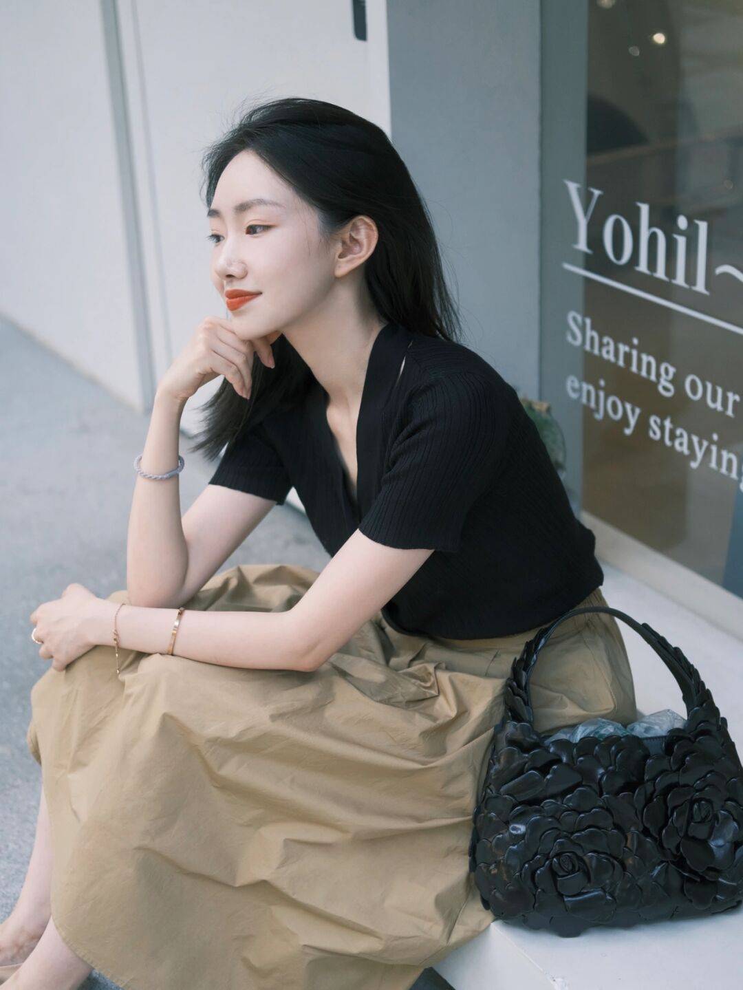 女神|夏季,如何穿出气质女神范,针织衫搭配半身裙简约高级,清爽干练