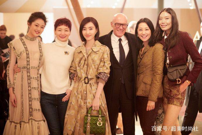 Chanel|高定周暮光女深V西装帅出新高度！嫁入豪门的网红晚晚也来看秀？