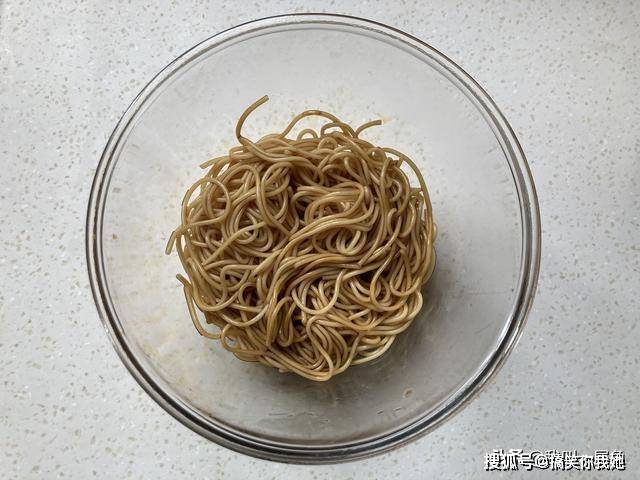 初中生|家有初中生，点名要吃这早餐，简单炒一炒就上桌，五分钟就光盘