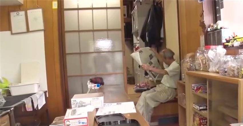 储藏室|日本68岁孤寡老人独居门脸房，储藏室改成小卖铺，只为逃避孤独