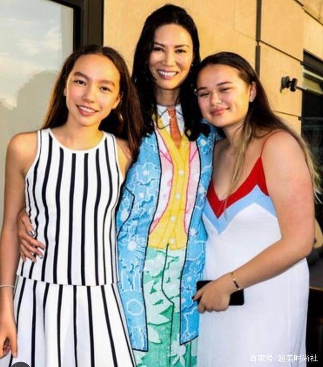 克洛伊|邓文迪大女儿发胖不自控，从小混迹名媛圈，和众明星合照站C位