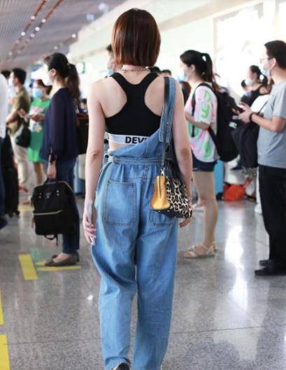 原创蓝盈莹简单小背心走机场背带裤半系酷飒十足对自己身材好自信