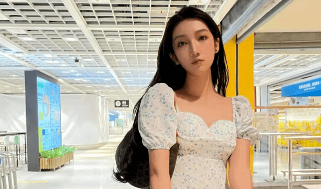 亮点|19岁都美竹颜值不输明星！穿碎花裙身材性感，硬刚吴亦凡超有勇气