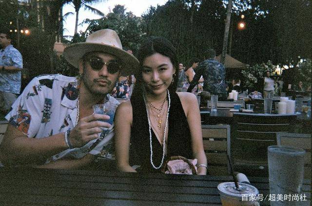 自拍|高以翔女友穿时尚低胸裙晒自拍，精致打扮称永不放弃，却惹来争议