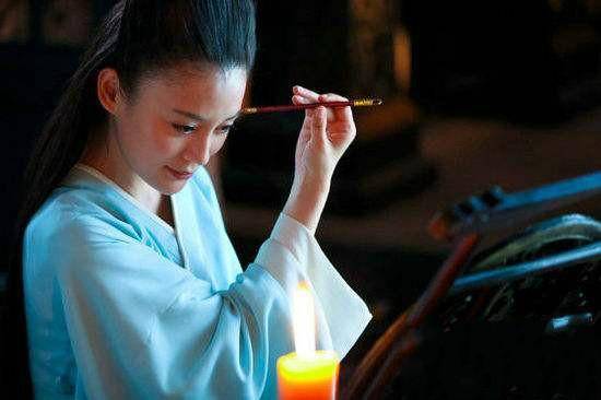 赵薇|女星古装描眉画目，赵薇动作轻柔很美艳，袁姗姗好似脸上作画！