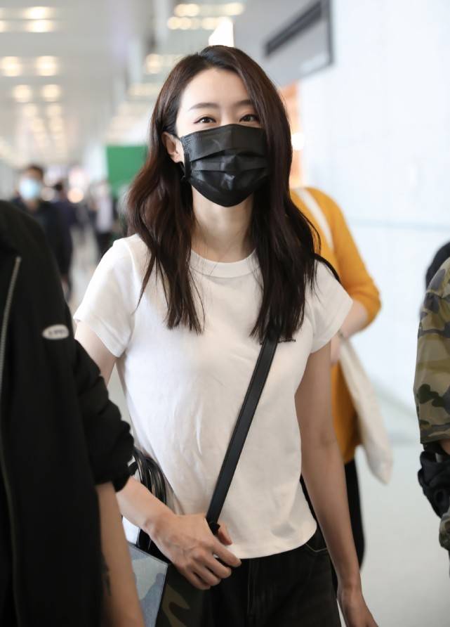 张小斐|烂大街的白T恤配黑裤子，张小斐穿出个性洋气，好气质功不可没