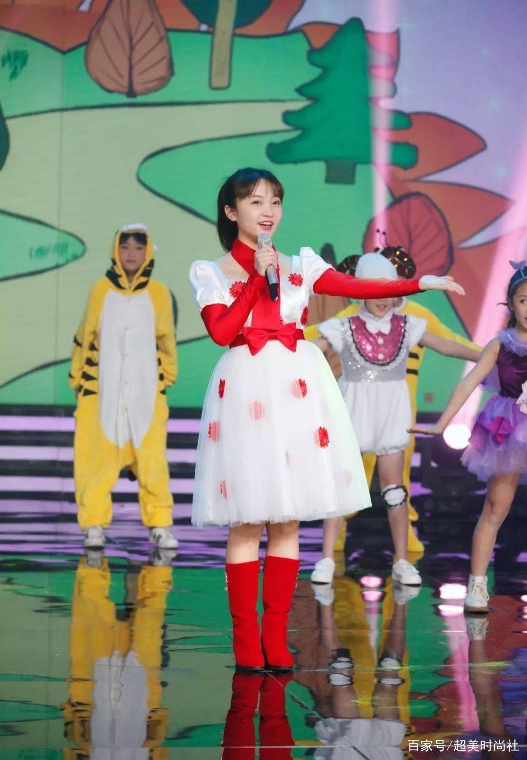 成长|被妈妈误导与操控？林妙可穿牡丹印花裙太显老，21岁活成41岁