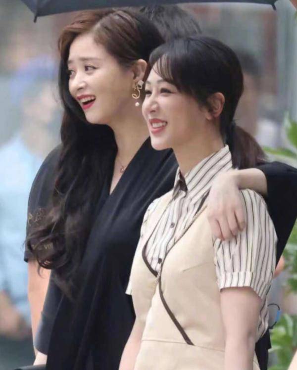 亲爱的|欢乐颂二美同框，蒋欣搂杨紫肩膀似大姐大