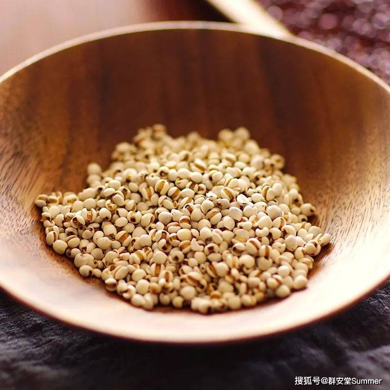 以前老妈做红豆薏米水,会先把薏米和麦麸放在锅里干炒,炒出微微焦香.