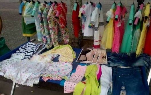 地摊|一样的衣服，为什么专柜店卖几千，地摊才几十？看完终于知道猫腻
