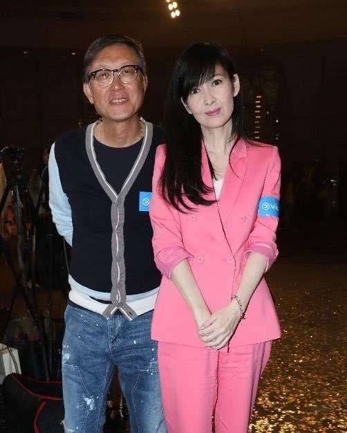 感觉|周慧敏开美颜脸变形，但老态依然真实，53岁的皮肤都是焉瘪皱纹！