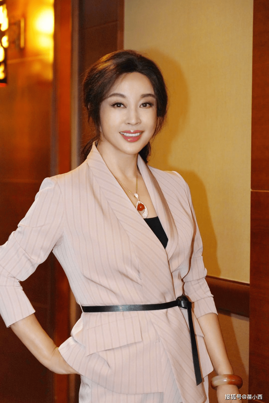 身材|刘晓庆再次美出新高度，“丰满身材”穿银裙子好美，看着只有38岁