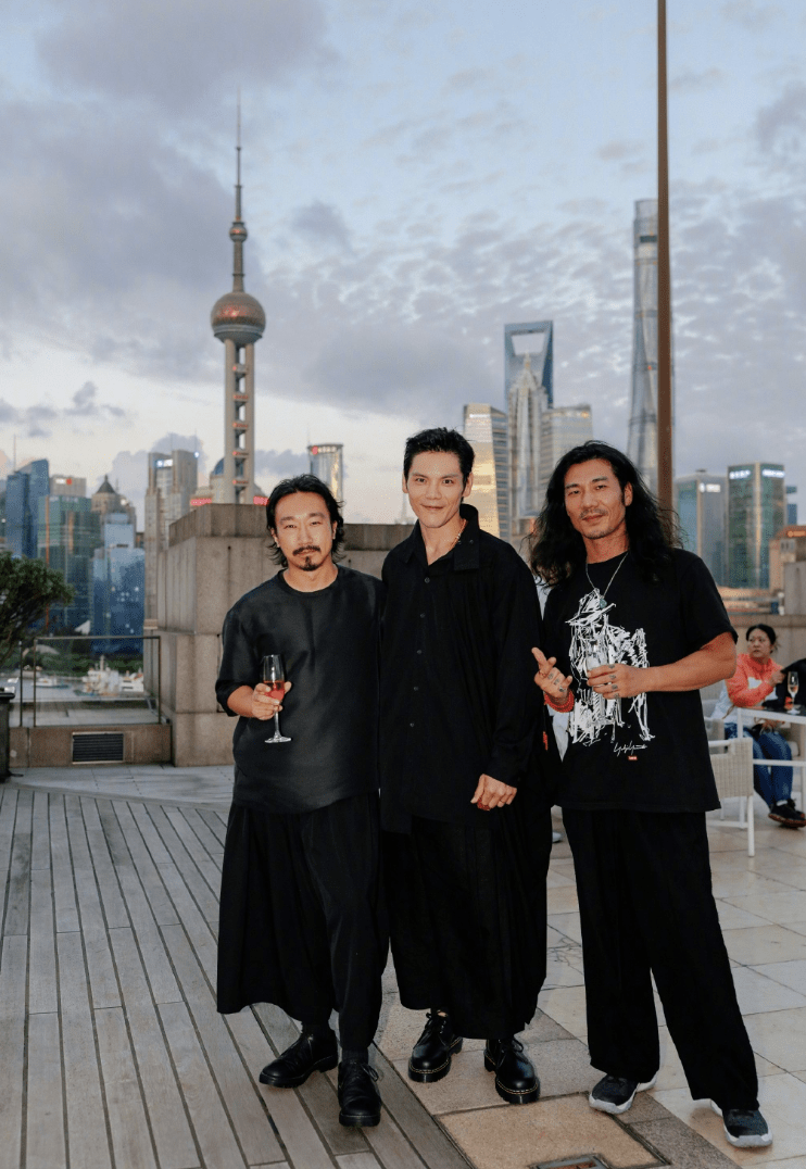 向佐|向佐晒昔日全家福庆生，女儿高冷气场足，郭碧婷当妈后无暇打理自己很朴素