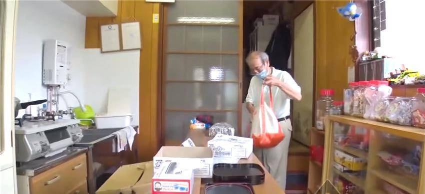 储藏室|日本68岁孤寡老人独居门脸房，储藏室改成小卖铺，只为逃避孤独